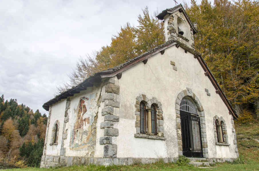 Comunidad Foral de Navarra 046 - Selva de Irati - ermita de Nuestra Señora de las Nieves.jpg